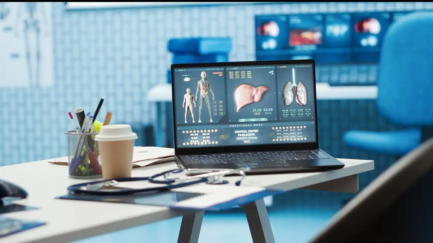 Пустой медицинский кабинет в больнице с ноутбуком и установленными диагностическими инструментами