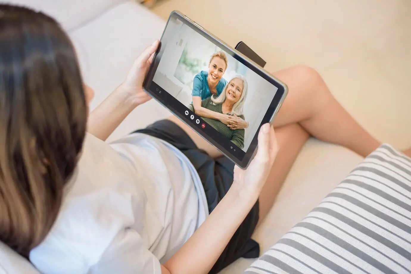 Женщина совершает видеозвонок в помещении.